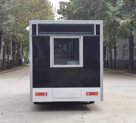 Мобильная продажа различных товаров с пользовательским открытым киоском на улице